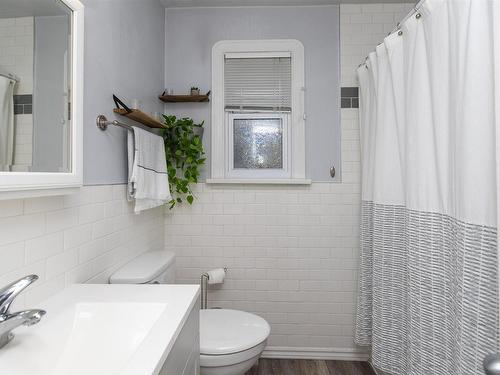 236 Pruden Street, Thunder Bay, ON - Indoor Photo Showing Bathroom