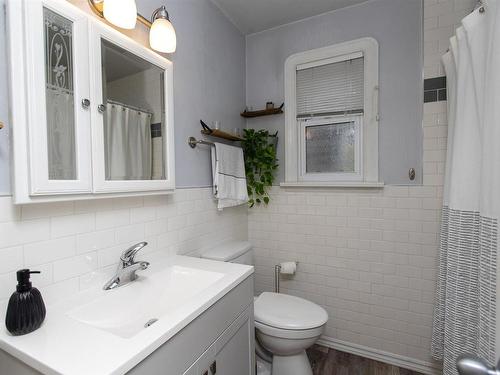 236 Pruden Street, Thunder Bay, ON - Indoor Photo Showing Bathroom