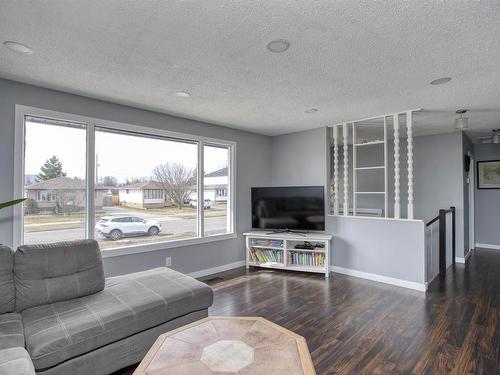 253 Sheridan Crescent, Thunder Bay, ON - Indoor Photo Showing Living Room