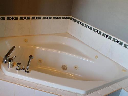 103 Willow Court, Rainy River, ON - Indoor Photo Showing Bathroom