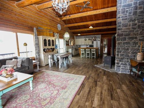 4086 Dixon Creek Road, Barriere, BC - Indoor Photo Showing Living Room