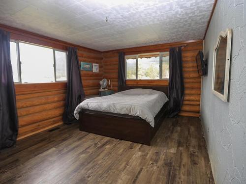 4086 Dixon Creek Road, Barriere, BC - Indoor Photo Showing Bedroom