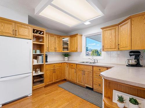 1080 Crestline Street, Kamloops, BC - Indoor Photo Showing Kitchen With Double Sink