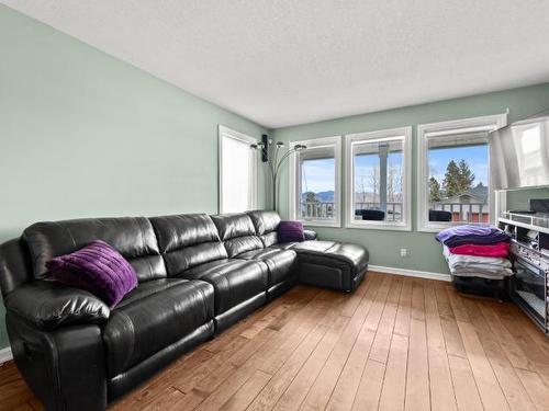 2116 Garymede Drive, Kamloops, BC - Indoor Photo Showing Living Room