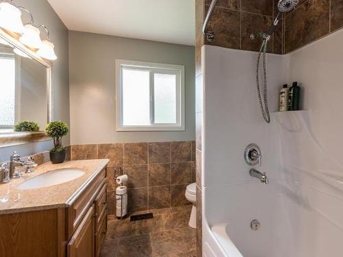 1013 Dundas Street, Kamloops, BC - Indoor Photo Showing Bathroom