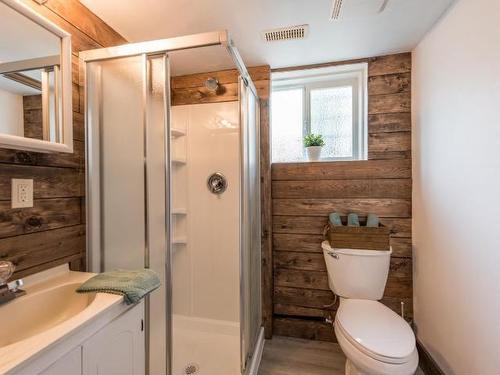 1013 Dundas Street, Kamloops, BC - Indoor Photo Showing Bathroom