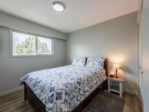 1013 Dundas Street, Kamloops, BC - Indoor Photo Showing Bedroom