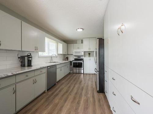 1013 Dundas Street, Kamloops, BC - Indoor Photo Showing Kitchen