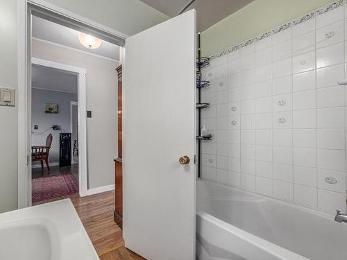 1008 Teal Street, Clinton, BC - Indoor Photo Showing Bathroom