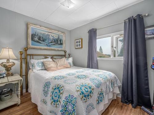 1008 Teal Street, Clinton, BC - Indoor Photo Showing Bedroom