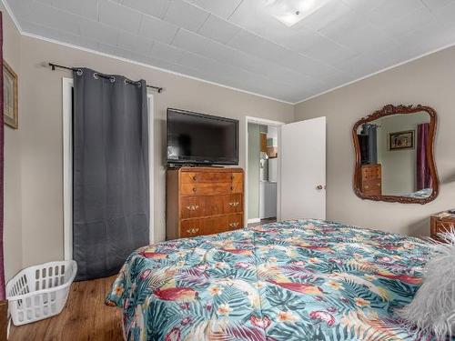 1008 Teal Street, Clinton, BC - Indoor Photo Showing Bedroom