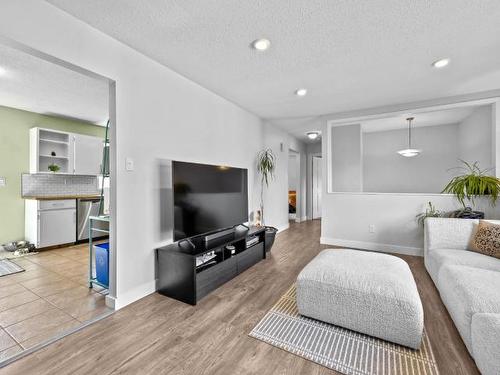 5405 Morris Place, Kamloops, BC - Indoor Photo Showing Living Room