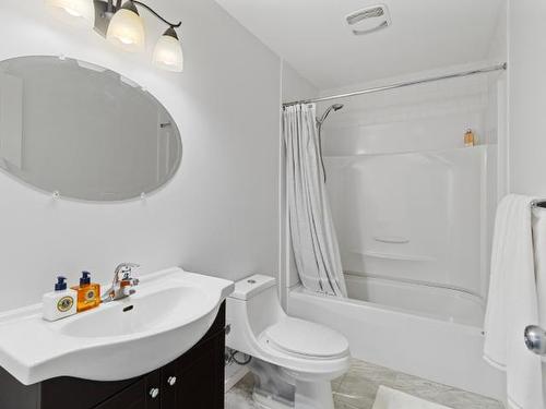 1523 Emerald Drive, Kamloops, BC - Indoor Photo Showing Bathroom