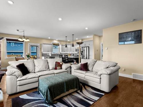 3010 Hilton Drive, Merritt, BC - Indoor Photo Showing Living Room