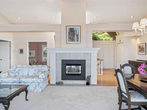 429 Seaview Way, Cobble Hill, BC - Indoor Photo Showing Living Room With Fireplace