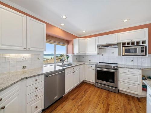 429 Seaview Way, Cobble Hill, BC - Indoor Photo Showing Kitchen With Double Sink