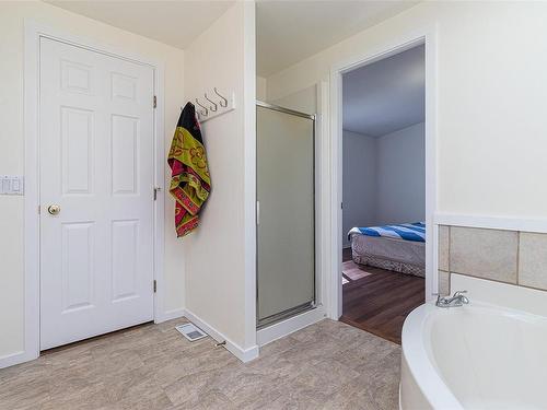 7600 Westholme Rd, Duncan, BC - Indoor Photo Showing Bedroom