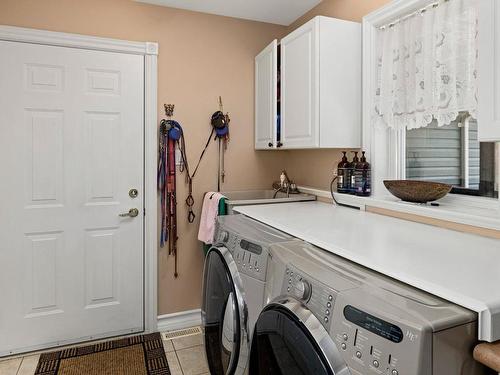 2049 Herd Rd, Duncan, BC - Indoor Photo Showing Laundry Room