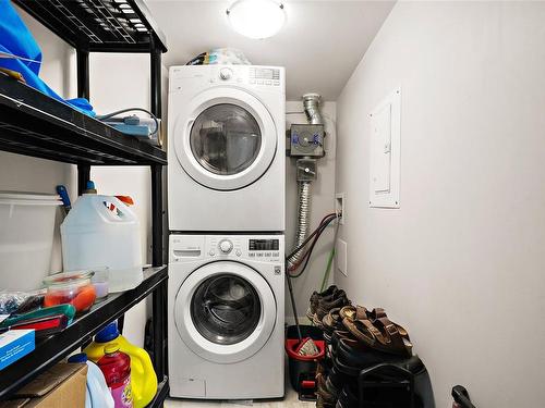 302-917 Avrill Rd, Langford, BC - Indoor Photo Showing Laundry Room