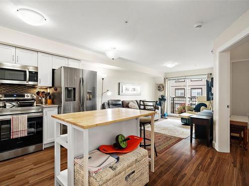 302-917 Avrill Rd, Langford, BC - Indoor Photo Showing Kitchen