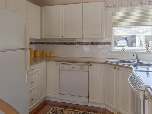 6161 Rosecroft Pl, Nanaimo, BC - Indoor Photo Showing Kitchen With Double Sink