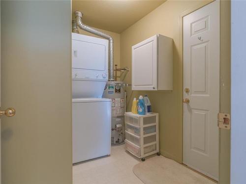 6161 Rosecroft Pl, Nanaimo, BC - Indoor Photo Showing Laundry Room