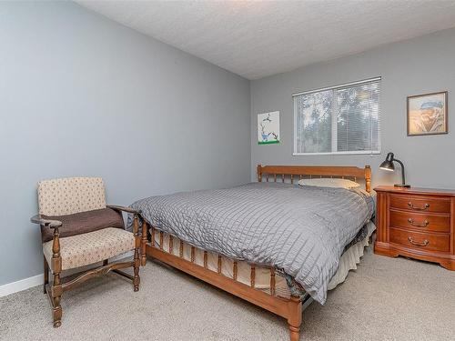 5580 Island Hwy West, Qualicum Beach, BC - Indoor Photo Showing Bedroom