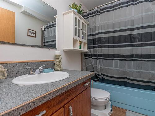 5580 Island Hwy West, Qualicum Beach, BC - Indoor Photo Showing Bathroom