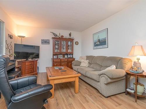 5580 Island Hwy West, Qualicum Beach, BC - Indoor Photo Showing Living Room