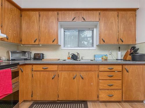 5580 Island Hwy West, Qualicum Beach, BC - Indoor Photo Showing Kitchen