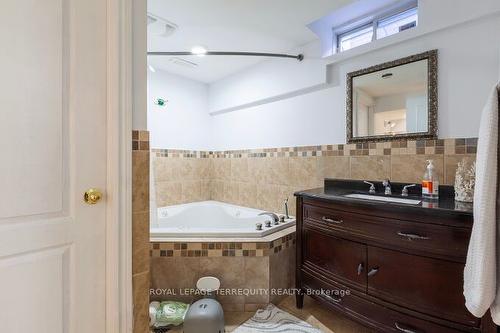 47 Cove Cres, Hamilton, ON - Indoor Photo Showing Bathroom