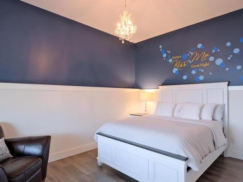 7345 Pointe Sage Drive, Coldstream, BC - Indoor Photo Showing Bedroom