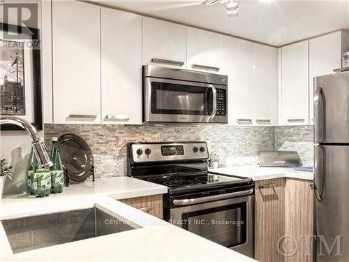 #314 -11 St Joseph St, Toronto, ON - Indoor Photo Showing Kitchen With Upgraded Kitchen