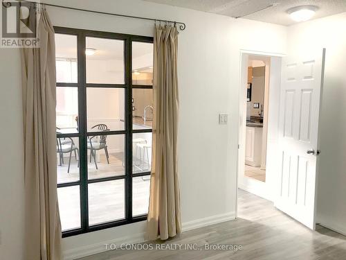 #511 -633 Bay St, Toronto, ON - Indoor Photo Showing Other Room