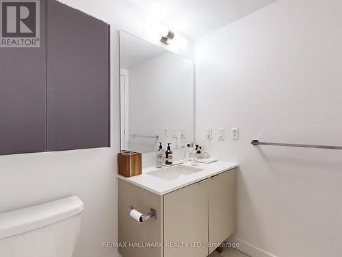 #521 -8 Tippett Rd, Toronto, ON - Indoor Photo Showing Bathroom