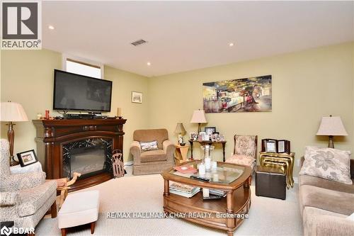 25 Glen Oak Court, Barrie, ON - Indoor Photo Showing Living Room