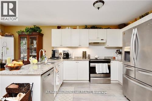 25 Glen Oak Court, Barrie, ON - Indoor Photo Showing Kitchen With Upgraded Kitchen