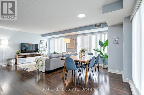 #502 -253 South Park Rd, Markham, ON - Indoor Photo Showing Living Room