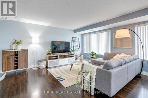 #502 -253 South Park Rd, Markham, ON - Indoor Photo Showing Living Room