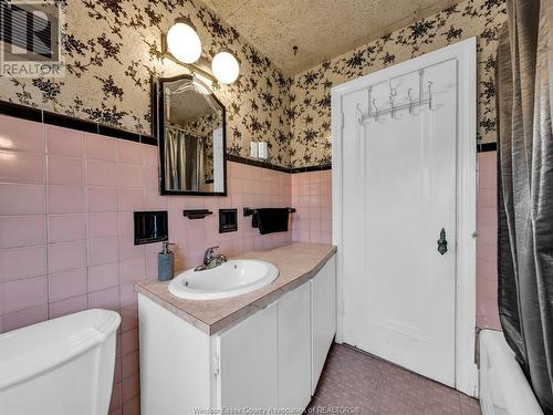 1201 Pelissier, Windsor, ON - Indoor Photo Showing Bathroom