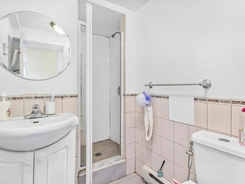 Bathroom - 7008  - 7010 Ch. Kildare, Côte-Saint-Luc, QC - Indoor Photo Showing Bathroom