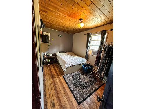 7609 2Nd Avenue, Ymir, BC - Indoor Photo Showing Bedroom