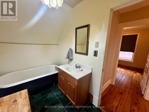 1217 Grandview Avenue, Peterborough, ON - Indoor Photo Showing Bathroom