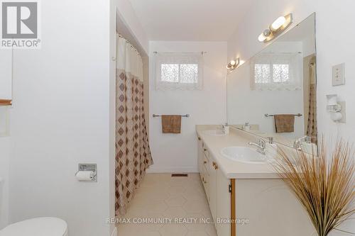 12 Hart Cres, London, ON - Indoor Photo Showing Bathroom