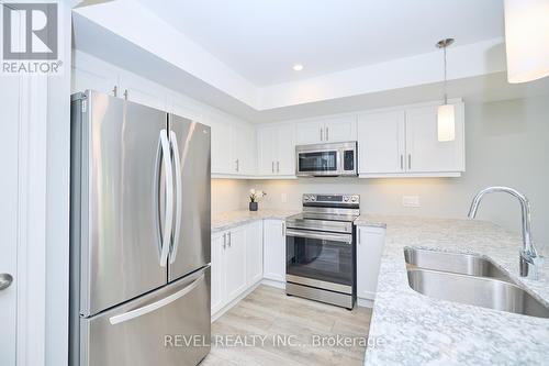 22 Queens Circ, Fort Erie, ON - Indoor Photo Showing Kitchen With Double Sink With Upgraded Kitchen