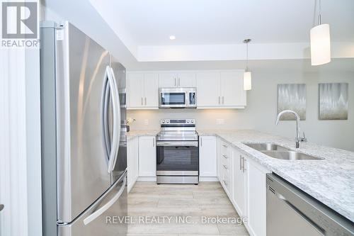 22 Queens Circ, Fort Erie, ON - Indoor Photo Showing Kitchen With Double Sink With Upgraded Kitchen