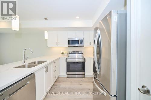 18 Queens Circ, Fort Erie, ON - Indoor Photo Showing Kitchen With Double Sink With Upgraded Kitchen