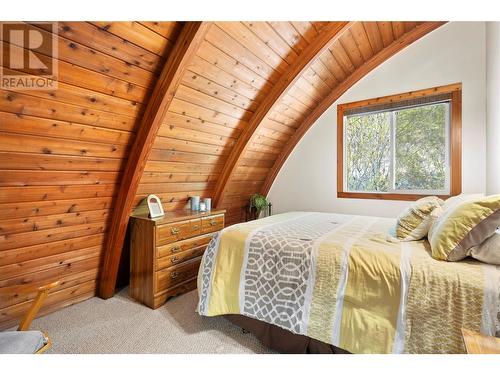 7456 Anglemont Way, Anglemont, BC - Indoor Photo Showing Bedroom