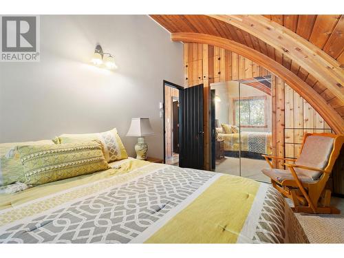 7456 Anglemont Way, Anglemont, BC - Indoor Photo Showing Bedroom