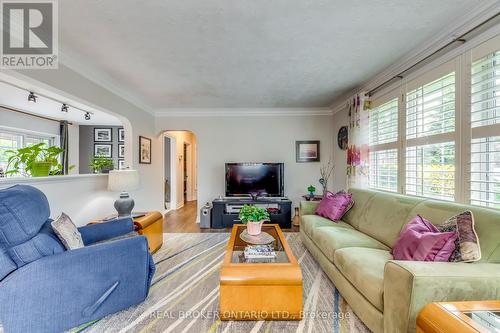 1086 Balment Avenue, Mississauga, ON - Indoor Photo Showing Living Room